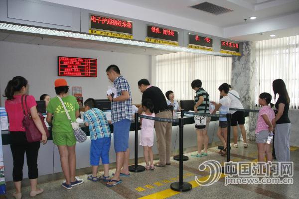 3小时内为300名学生受理了出入境证件申请-中