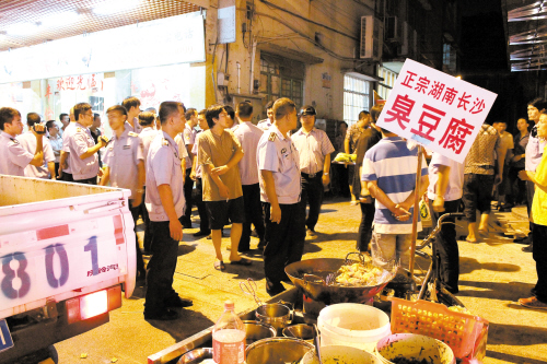 新会城管8月起夜扫走鬼档 BR ●13农贸市场