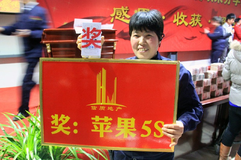 河南一房企年会发千万现金 员工用麻袋扛钱-中