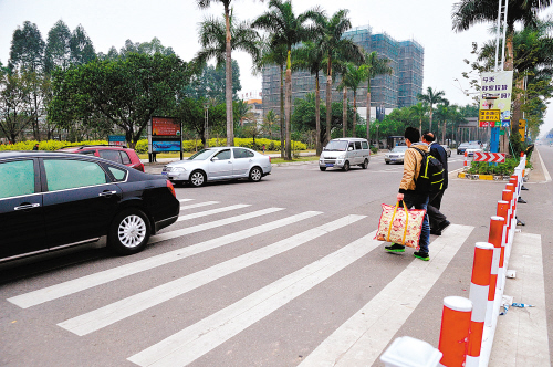 建设二路一红绿灯前有两条停车线 BR 众司机