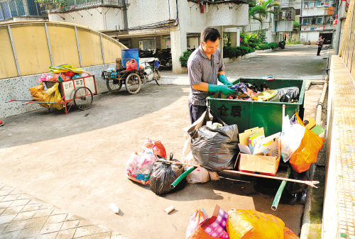 窗下分拣垃圾居民直呼 难顶