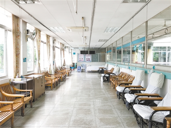 11时,市五邑中医院二楼门诊输液室里静悄悄