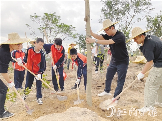 干部群众响应号召，参加义务植树活动。
