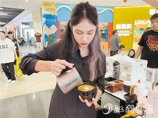 活动组织恩平市14家咖啡品牌、茶饮品牌商家共同参与。图为咖啡师现场表演咖啡拉花。