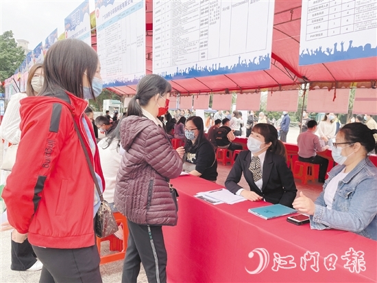 求职者与企业人员积极交流。