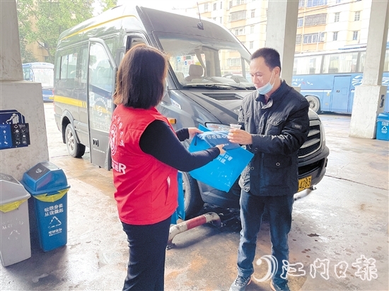 恩平市相关部门与客运企业联合开展春运志愿服务专项活动。