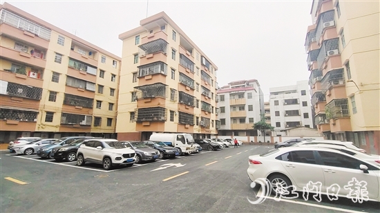 飞鹅新村改造后，路面“白改黑”，并施划了停车位。