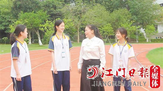 平时，曾迎春风趣幽默，平易近人，与学生们打成一片。