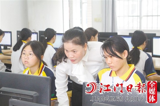 课间，曾迎春循循善诱，使得每一位学生积极参与。