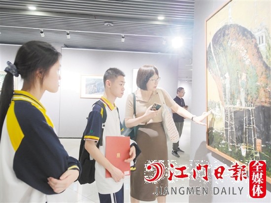 培英高中师生参观展览。