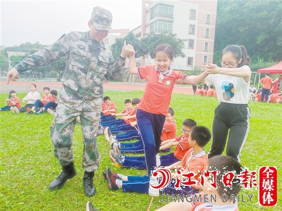学生们用默契和信任完成项目。
