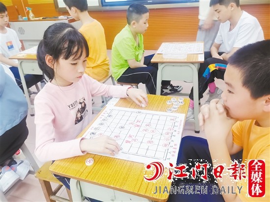 杜阮小学78名小棋手参加校园象棋比赛。