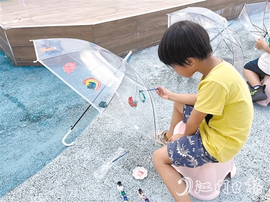 小朋友将自己对禁毒知识的理解绘在雨伞上。