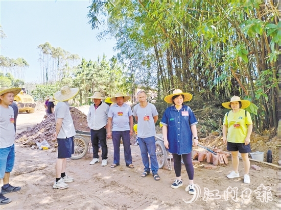 东成镇人大组织代表们开展视察调研活动。