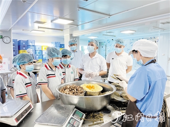 学生们体验父母的工作。