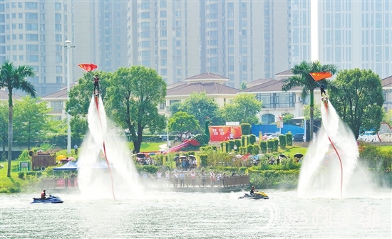 “庆国庆·水舞锦江”锦江水秀为广大市民、游客送上了精彩的水上特技视觉盛宴。