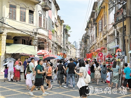 长堤历史文化街区游人如织。
