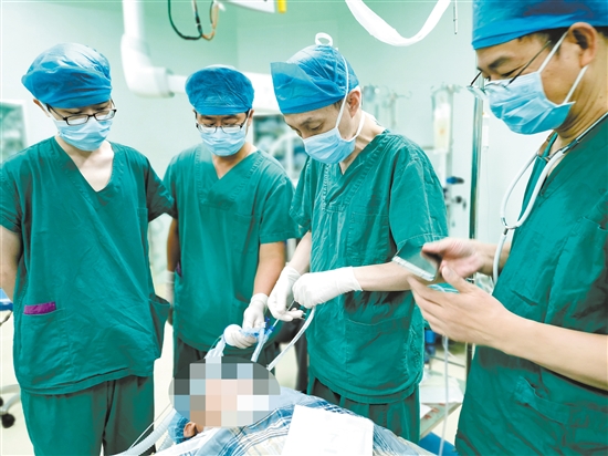 成功实施我市首例肺泡蛋白沉积大容量全肺灌洗术。
