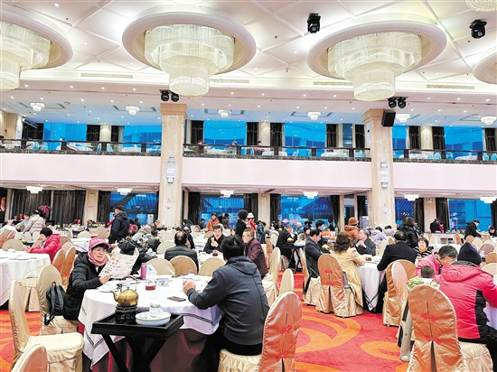 3月1日，江门国宴饭店依然有很多食客在喝早茶。