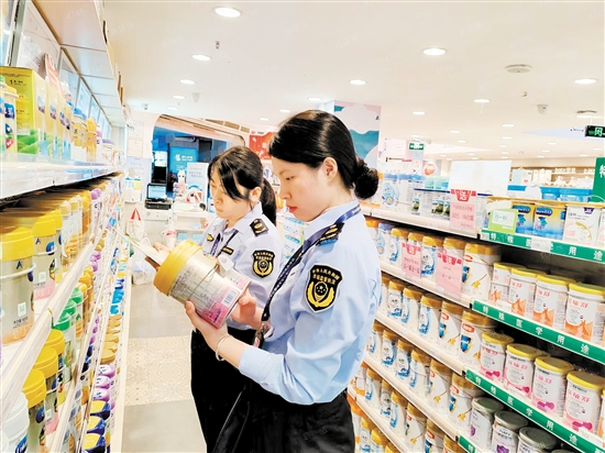 市场监管执法人员对商店售卖的婴幼儿奶粉开展监督检查。