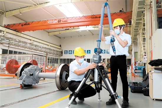 2023年，市场监管部门计量技术人员多次来到中车广东轨道交通车辆有限公司对计量仪器进行校准。