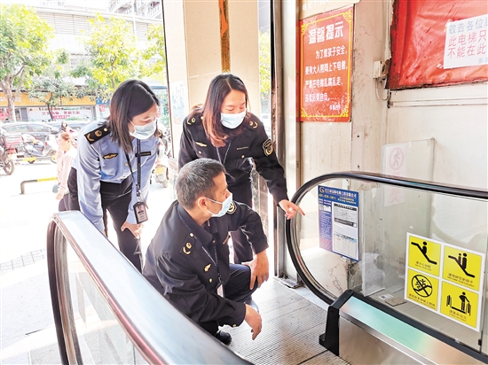 市场监管执法人员检查电梯安全运行情况。