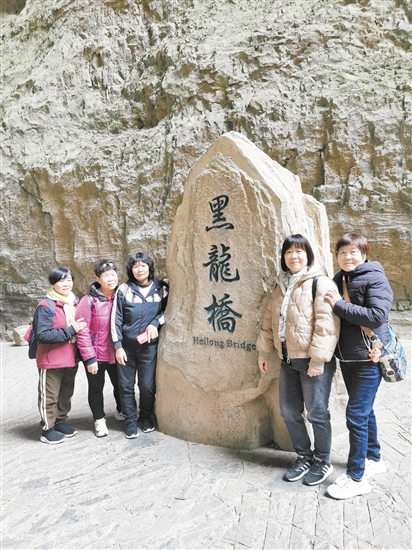 “邑起游”首发团团友一起合影留念。