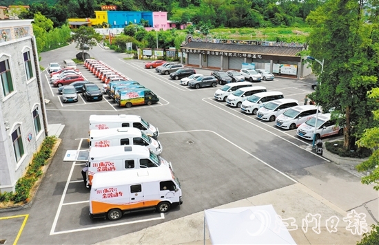 我市完成29辆江门“振兴号金融动车”改造工作，在全国首创“金融服务、政务服务、生活服务、电商服务”于一体的农村金融移动服务“江门模式”。