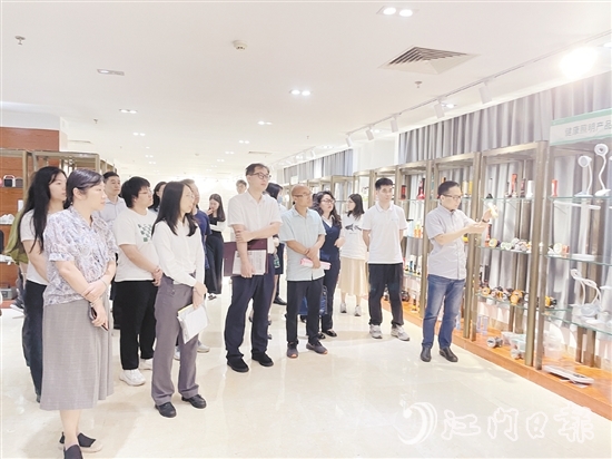 会后江门金融系统代表参观小崧股份。