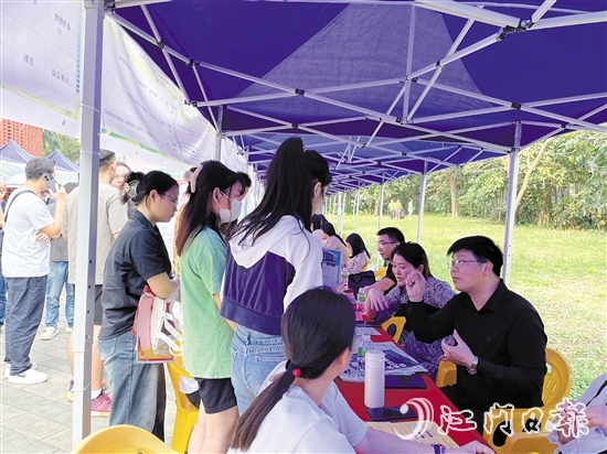 恩平市人社局组织企业到五邑大学招聘人才。