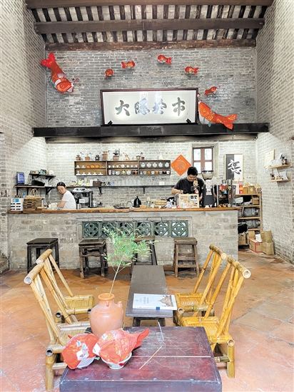 不少“咖啡创客”把门店开进独具古韵的老屋里，赋予了咖啡新的价值与内涵，受到了消费者的喜爱。