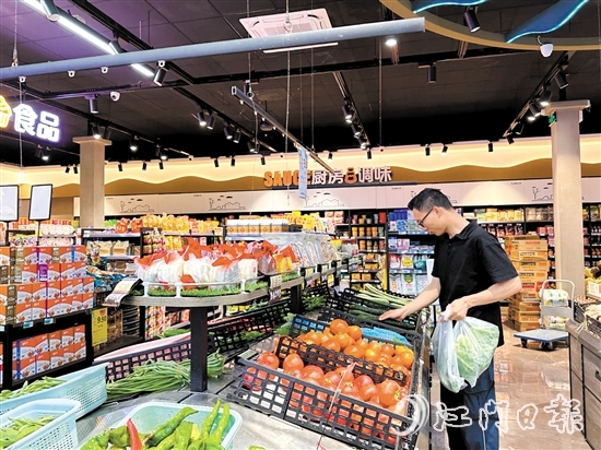 在台山核电附近的超市里，顾客在选购商品。