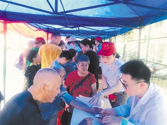 党员志愿者走进社区开展健康科普活动。