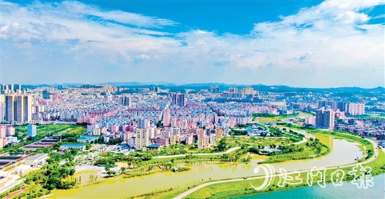 放眼鹤山，县、镇、村齐心协力拔头筹、争上游，建典型、作示范，奋力把手中的“施工图”转化为“实景图”。图为鹤山城区。