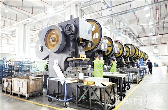 鹤山市狠抓制造业当家“一把手”工程，狠抓项目建设夯实制造业根基，初步走出了一条以工业经济为主的县域经济高质量发展路子。