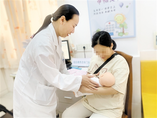 医护人员宣教科学母乳喂养的正确姿势。