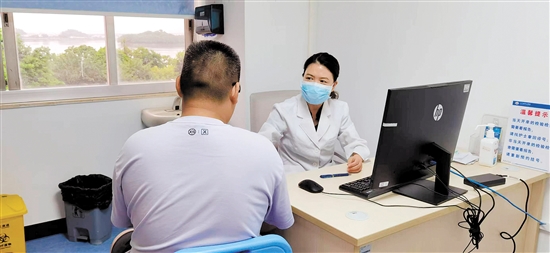 医生为就诊人制定个性化减肥方案。