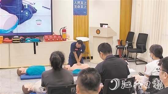 参训人员学习专业心肺复苏与AED的使用。