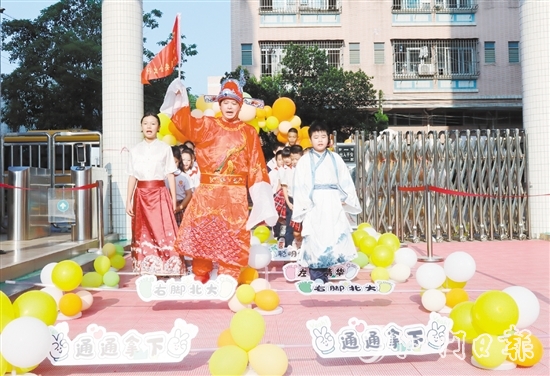 蓬江区杜阮镇信志学校举行了别出心裁的开学仪式——跨越“梦想之栏”。 蓬江区杜阮镇信志学校举行了别出心裁的开学仪式——跨越“梦想之栏”。