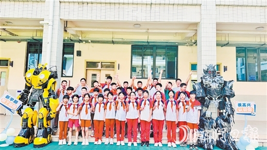 台山碧桂园学校老师化身变形金刚迎接学生到校。 台山碧桂园学校老师化身变形金刚迎接学生到校。