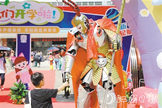 鹤山碧桂园学校老师扮演孙悟空迎接学生到校。 鹤山碧桂园学校老师扮演孙悟空迎接学生到校。