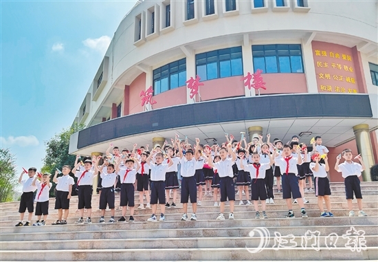 鹤山一中附小的学生们将写满新学期新愿望的梦想纸飞机掷向高空,放飞梦想。 鹤山一中附小的学生们将写满新学期新愿望的梦想纸飞机掷向高空,放飞梦想。