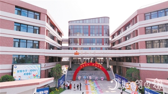 开学第一天,景贤小学(北校区)正式启用。 开学第一天,景贤小学(北校区)正式启用。