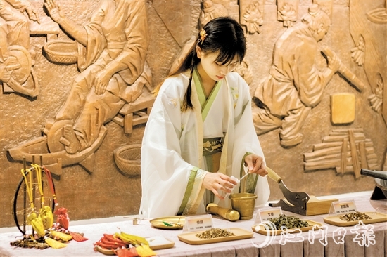 穿上古代服装体验中药香囊制作。