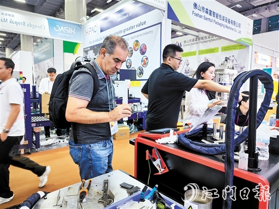 国外客商在安德激光展位参观。