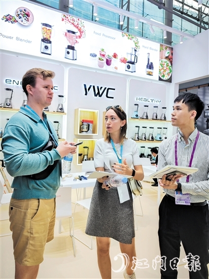 国外客商在裕威倡电器展位咨询产品。