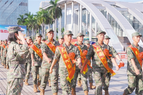 我市举行隆重的新兵欢送仪式。朱磊磊 我市举行隆重的新兵欢送仪式。朱磊磊