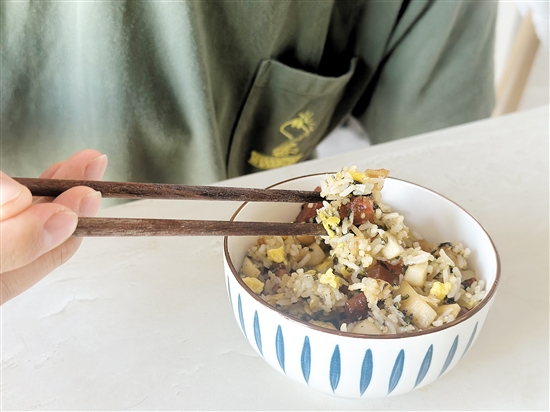 米饭煮熟后如果储存不当再拿来炒饭吃，或会导致“炒饭综合征”。