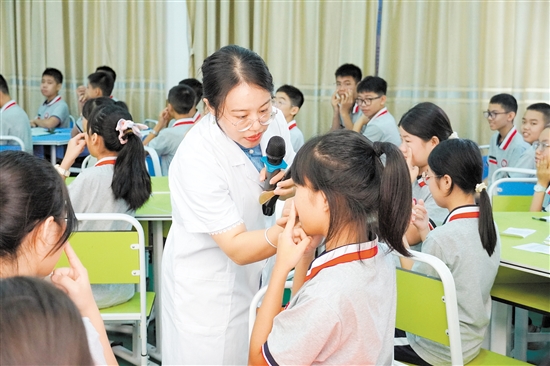 马玉莹教学生找穴位。