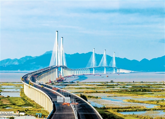 全线完成沥青铺装的黄茅海跨海通道路面实现“白转黑”。